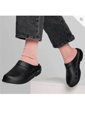 OOFOS OOcloog Recovery Clogs Black/Black Men’s Size 5 woman’s Sz 7 comfortable